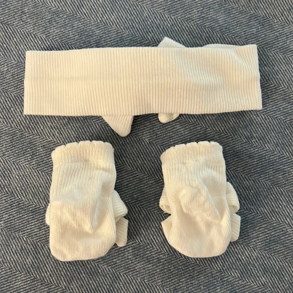 Newborn Booties & Bow Ivory - Picture 3 of 3